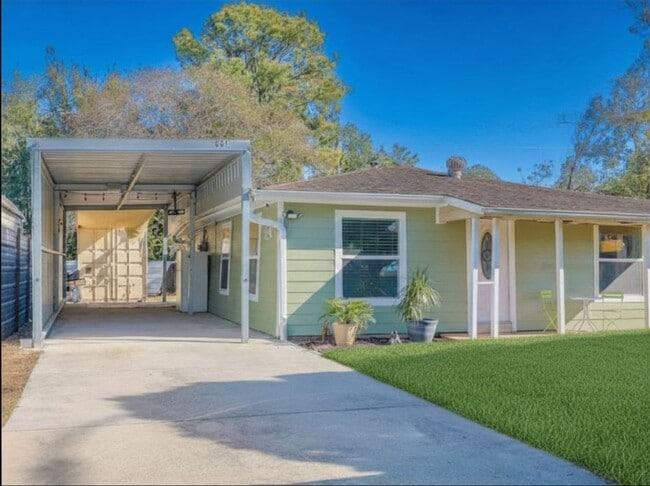 Photo - 831 Rouse St