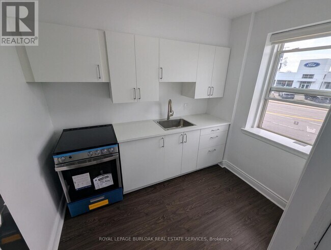 Photo - 849 Brant St