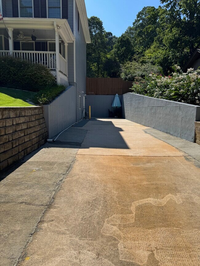 Long driveway with seasonal boat parking - 4615 Forest Pl Unit Basement Apartment