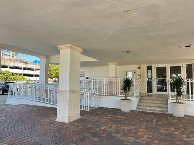 Building Photo - 7545 E Treasure Dr Unit 5K