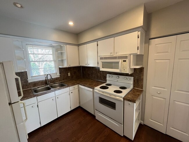 Photo - Move In Ready!! Cozy Brick Home, in North Columbus. Located off of Airport Thruway!!