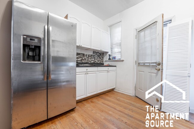 Building Photo - 907 W Belmont Ave Unit 3F