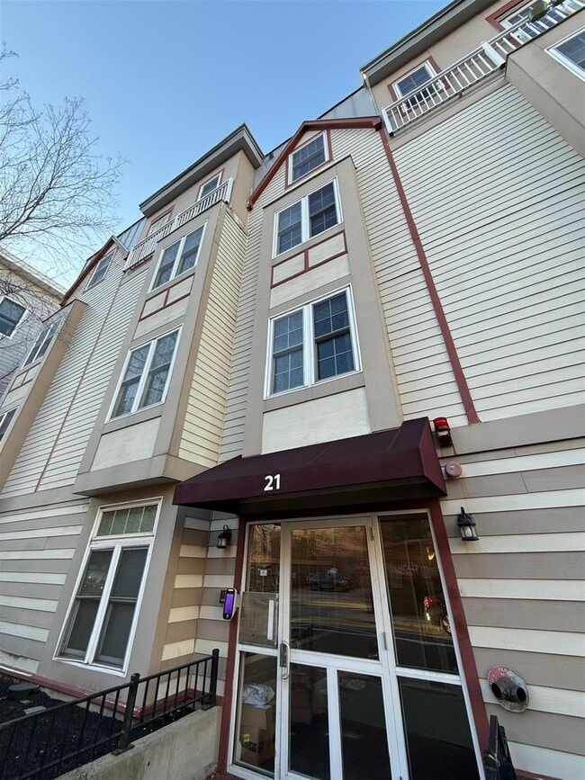 Building Photo - 21 Brookline St Unit 111