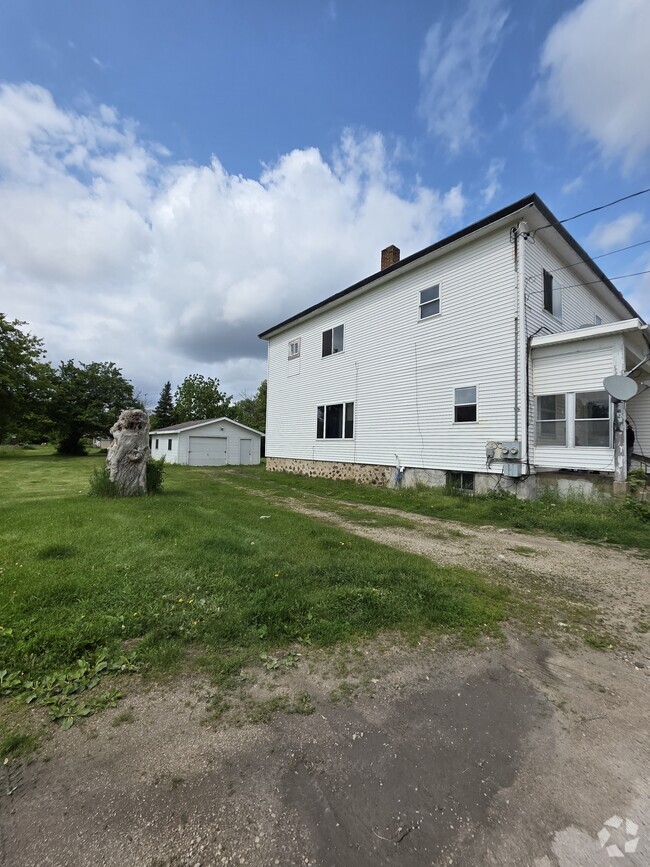 Building Photo - W6895 Main St Unit Upper 4 Bed Rental