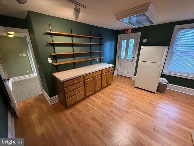 Photo - 405 Bridge St