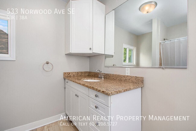 Photo - 533 Norwood Ave SE