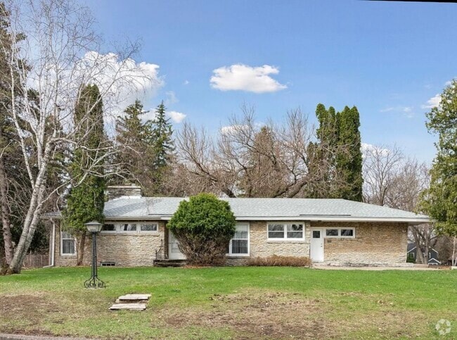 Building Photo - 600 Meadow Ln S Rental