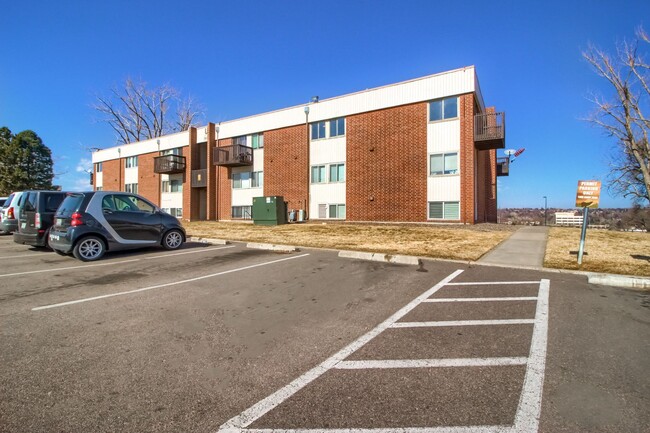Charming 2-Bedroom Unit in a Prime Lakewoo... - Charming 2-Bedroom House Unit in a Prime Lakewoo...
