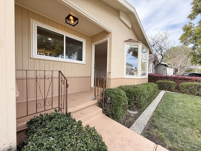 Photo - 705 Santa Rita St