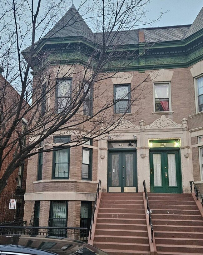 749 Kelly St