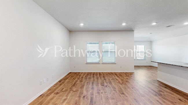 Photo - 957 English Dr