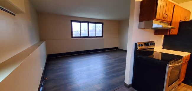 family room - 2750 Euclid Ave Apartments Unit New Remodeled