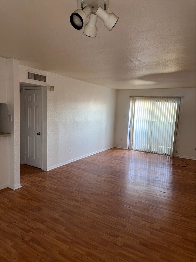 Building Photo - 8519 Hearth Dr Unit 35