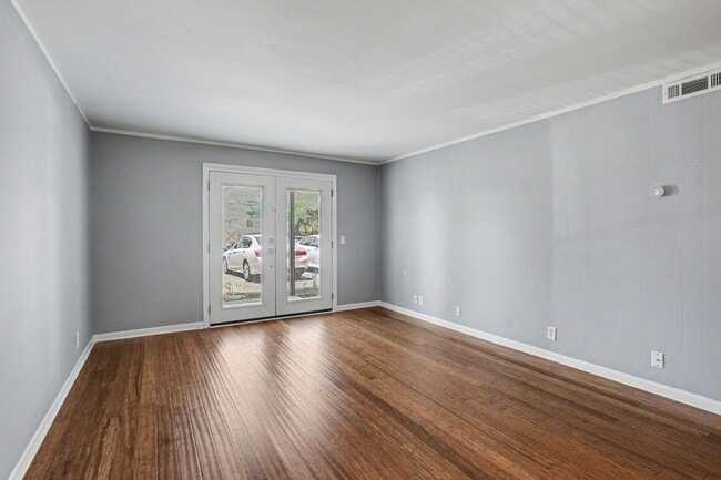 Photo - 555 N Dupont Ave