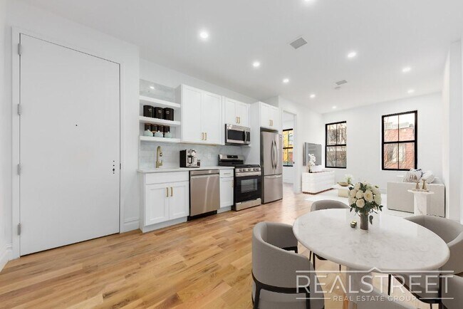 Building Photo - Stunning & Spacious Brand New 4 Bed 3 Bath... Rental