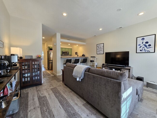 Building Photo - Modern Living with Style and Convenience