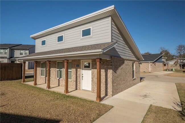 Photo - 636 N Honey Locust Bnd