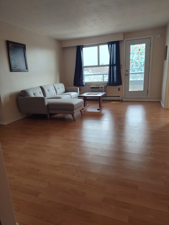 Building Photo - 58 Bridgeport Rd E