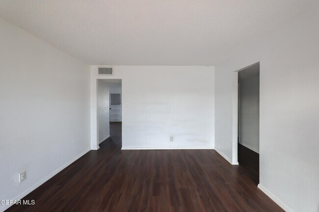 Photo - 5409 Edmonton Ave