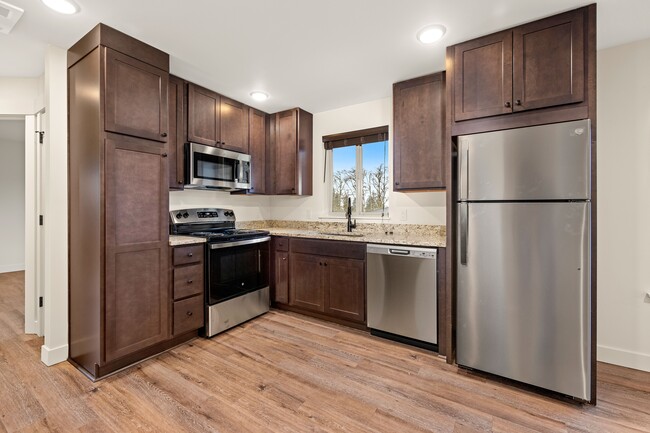 Kitchen: stainless steel appliances & granite countertops - 1335 SE Jetty Ave Apartamentos Unidad A-10