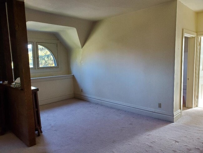 Living room - 935 N Negley Ave Unit Apartment 3