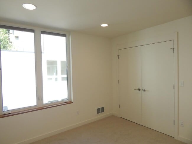 Photo - 3 bd 2 bath Lower Queen Anne townhouse, close to SPU