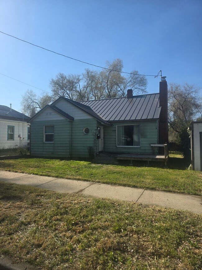 Building Photo - Supper cute 3 bedroom 1 bath house. This house has lots of charm.  The upstairs is one big bedroo...