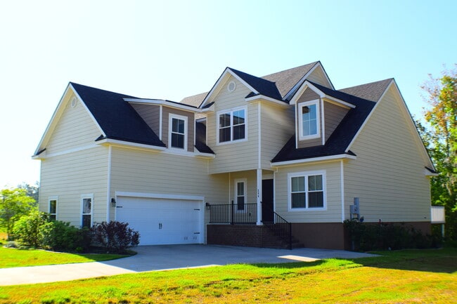 Building Photo - Beautiful home featuring 4 bedrooms, 2.5 bath and a loft.