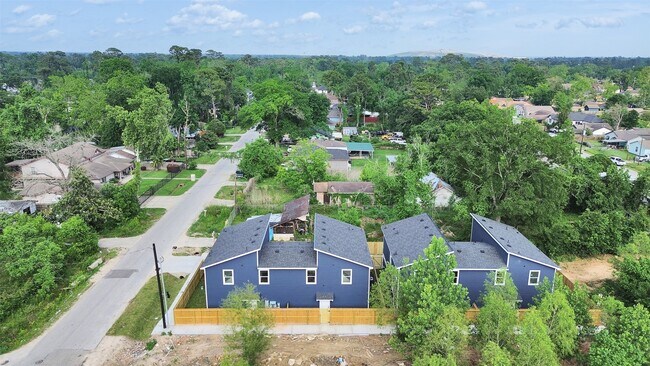 8102 Crestview Dr