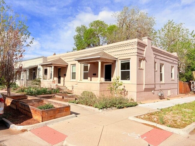 Building Photo - Charming 2 Bed 1 Bath Duplex in West Highlands