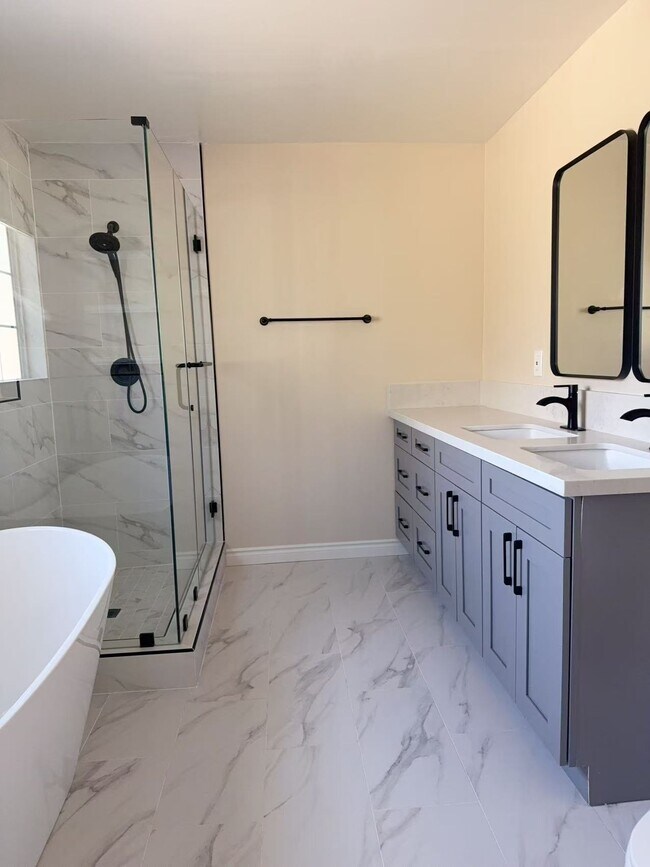 Photo - 1641 E Hillcrest Dr Unidad B