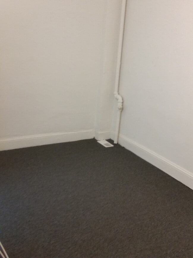 Den - 2134 E Oliver St