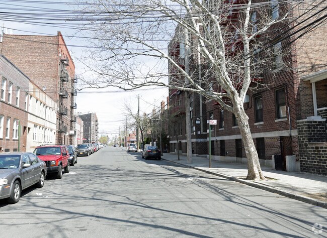 Photo - 2565 Colden Ave