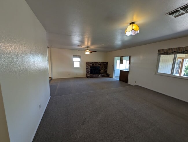 Photo - 4 Bedroom 2 Bath Near Westside Shopping Center