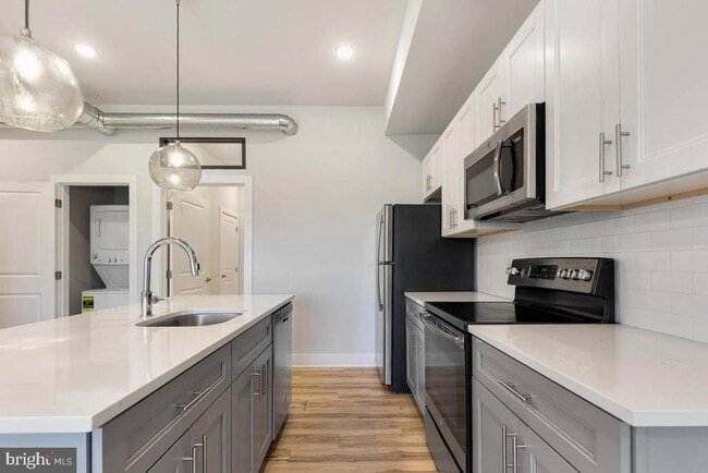 Building Photo - 2440 Kensington Ave Unit 301