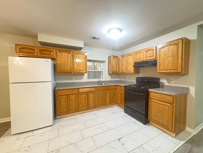 Building Photo - 961 Bergen St Unit 1 Rental