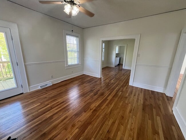 Building Photo - Newly-RENOVATED 2/2 House in a prime location!