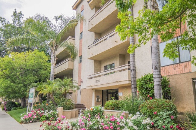 Building Photo - Sherman Oaks Renaissance Rental