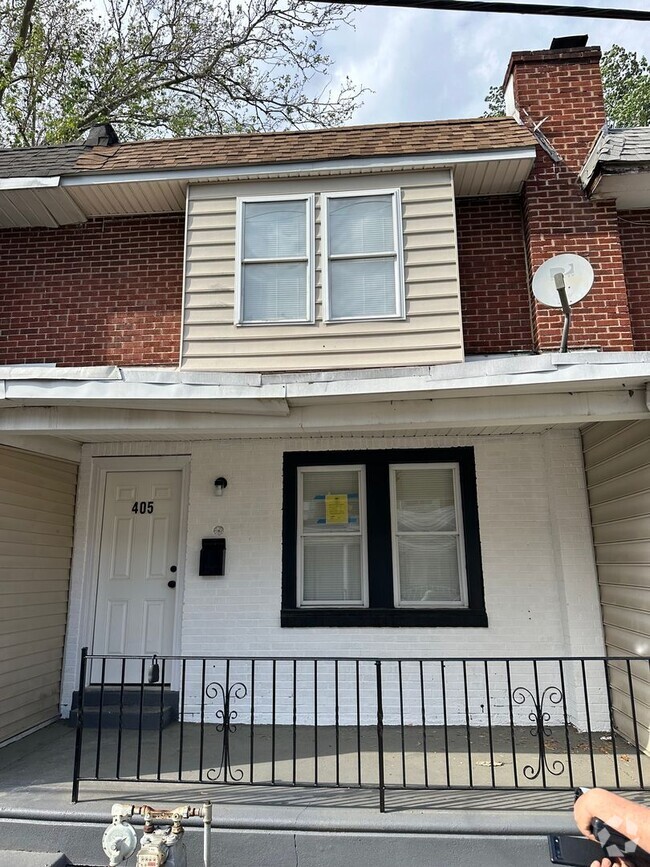 Building Photo - Fully renovated 3 Bed townhome
