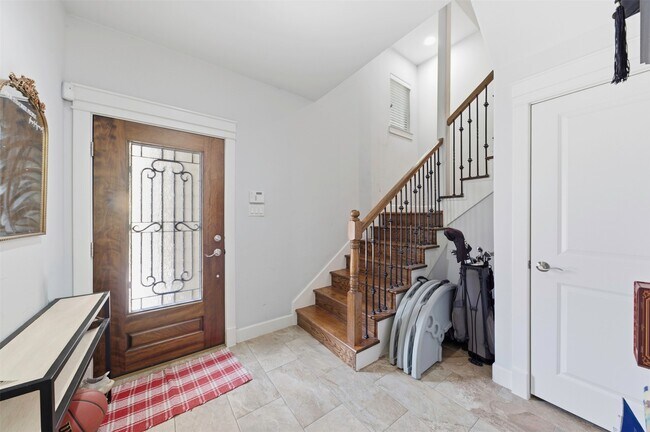 Photo - 214 W 28th St