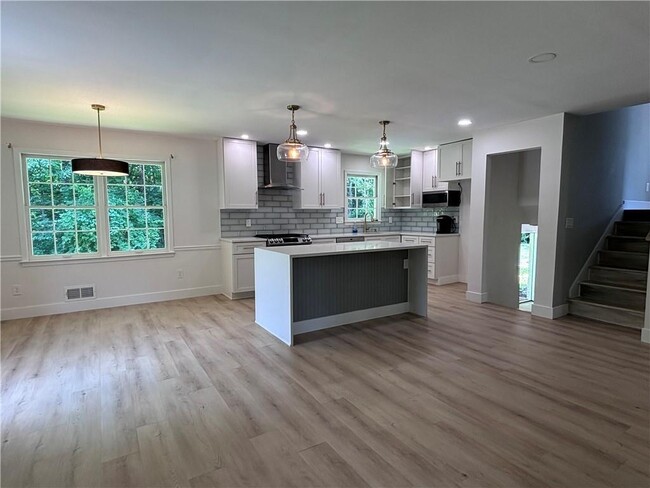 Photo - 921 James Ct NW