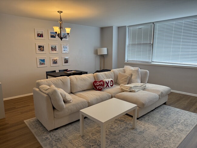 Living Room - 6301 N Sheridan Rd Unit 12N