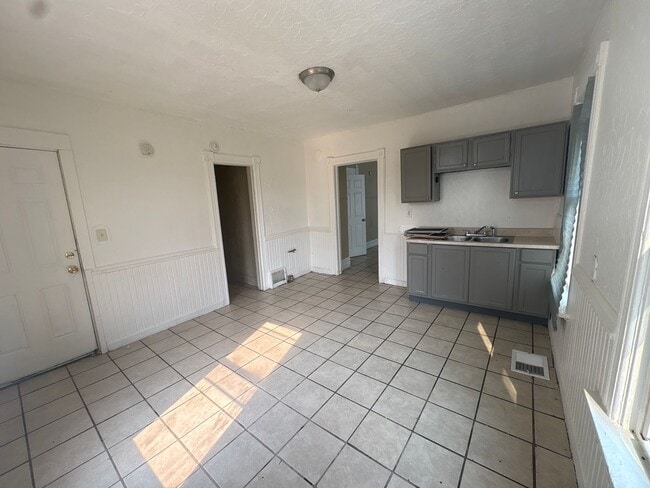 Building Photo - 2145 N 29th St Unit 2145 Lower