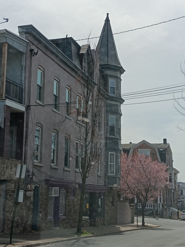 Side of Building - 1225 W Walnut St Unit Apt. 2