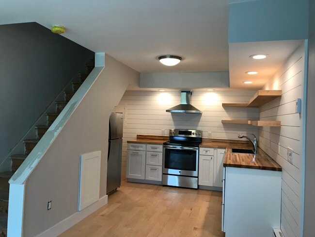 Photo - 297 College St