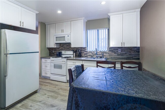 Photo - 628 E Birch St