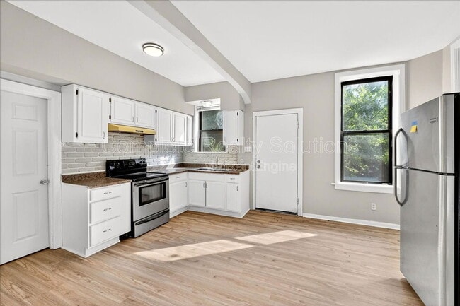 Photo - 205 Schirmer St