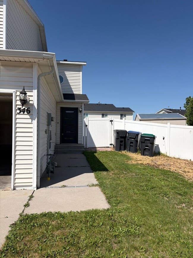 Building Photo - 3 BEDROOM, 2.5 BATHROOM SOUTH PARK TWIN HOME WITH ATTACHED 2 CAR GARAGE