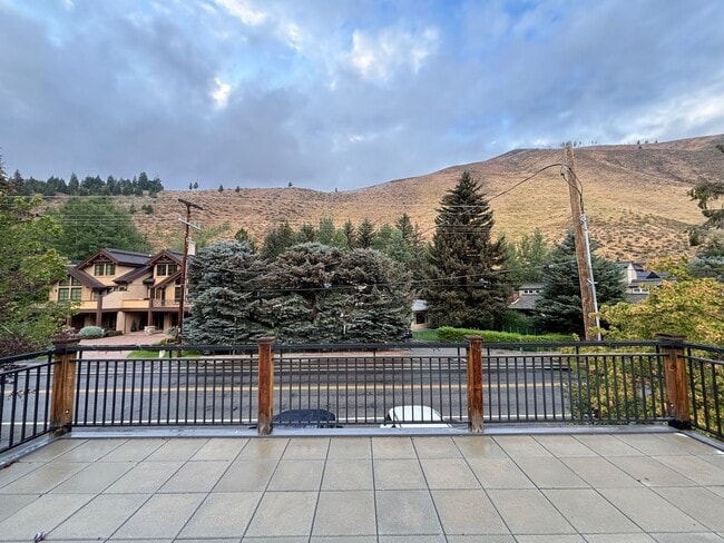 Building Photo - Furnished home 3 Blks from warm spring cha...