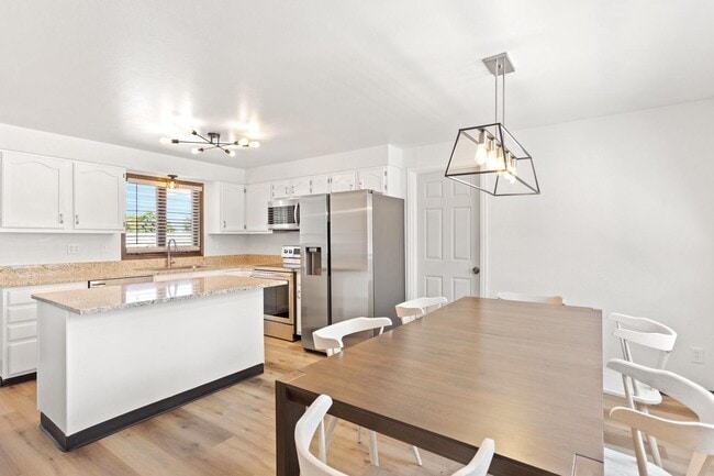 Photo - 2185 Upham St